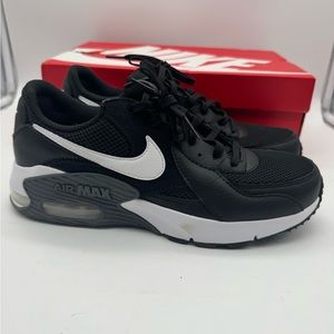 Woman’s Nike Air Max Excee black and white sneakers shoes size 9.5